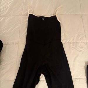 437 THE ONESIE / BLACK-CREAM
